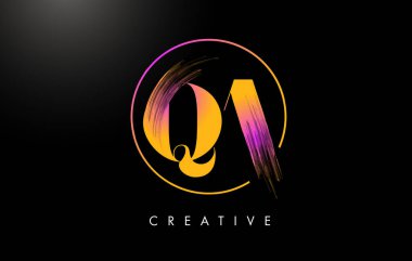 QA Fırça Darbesi Logo Tasarımı. Turuncu Mor Renkli Logo Harfleri Simgesi.