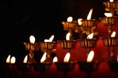 Tapınak Manastırı 'ndaki 108 Yağ Lambası Festivali' nde Budist Eski Sunak Mumları. Yağlı Lambaların Güzel Huzurlu Manzarası ve Dua İçin Sallanan Alev