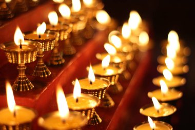 Tapınak Manastırı 'ndaki 108 Yağ Lambası Festivali' nde Budist Eski Sunak Mumları. Yağlı Lambaların Güzel Huzurlu Manzarası ve Dua İçin Sallanan Alev