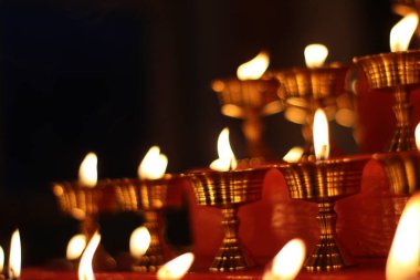 Tapınak Manastırı 'ndaki 108 Yağ Lambası Festivali' nde Budist Eski Sunak Mumları. Yağlı Lambaların Güzel Huzurlu Manzarası ve Dua İçin Sallanan Alev