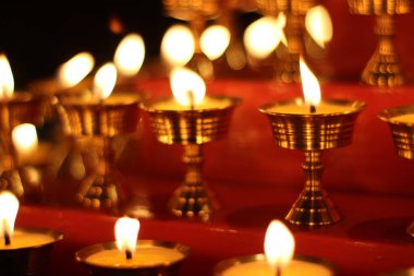 Tapınak Manastırı 'ndaki 108 Yağ Lambası Festivali' nde Budist Eski Sunak Mumları. Yağlı Lambaların Güzel Huzurlu Manzarası ve Dua İçin Sallanan Alev