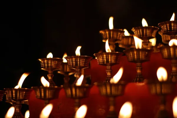 在庙宇举行的第108个宗教灯节上 佛教的旧祭坛吊灯 油灯及摇曳的油灯的美丽而宁静的景象 供祷告用 — 图库照片