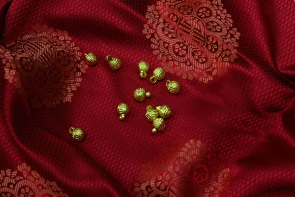 モンゴルの絹織物金色の伝統的なボタンをフルフレーム — ストック写真