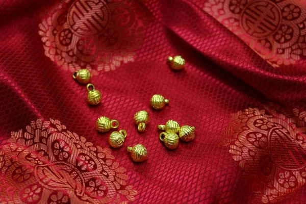 モンゴルの絹織物金色の伝統的なボタンをフルフレーム — ストック写真