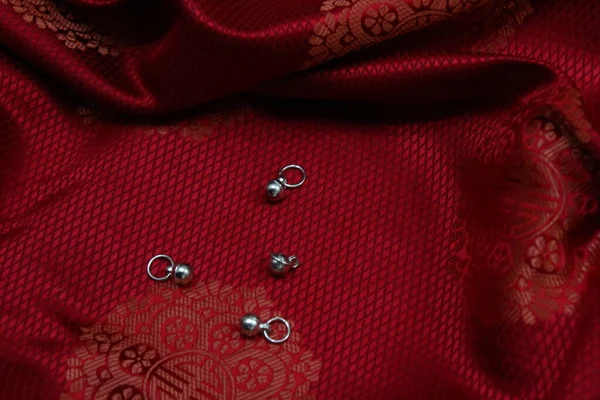 Vollrahmen Aus Mongolischem Seidenstoff Mit Traditionellen Silbernen Knöpfen — Stockfoto