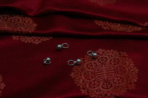 Vollrahmen Aus Mongolischem Seidenstoff Mit Traditionellen Silbernen Knöpfen — Stockfoto