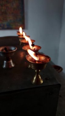 Tapınak Manastırı 'ndaki 108 Yağ Lambası Festivali' nde Budist Eski Sunak Mumları. Yağlı Lambaların Güzel Huzurlu Manzarası ve Dua İçin Sallanan Alev