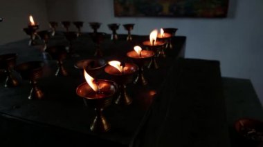Tapınak Manastırı 'ndaki 108 Yağ Lambası Festivali' nde Budist Eski Sunak Mumları. Yağlı Lambaların Güzel Huzurlu Manzarası ve Dua İçin Sallanan Alev