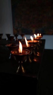 Tapınak Manastırı 'ndaki 108 Yağ Lambası Festivali' nde Budist Eski Sunak Mumları. Yağlı Lambaların Güzel Huzurlu Manzarası ve Dua İçin Sallanan Alev