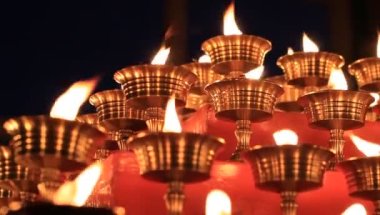 Tapınak Manastırı 'ndaki 108 Yağ Lambası Festivali' nde Budist Eski Sunak Mumları. Yağlı Lambaların Güzel Huzurlu Manzarası ve Dua İçin Sallanan Alev
