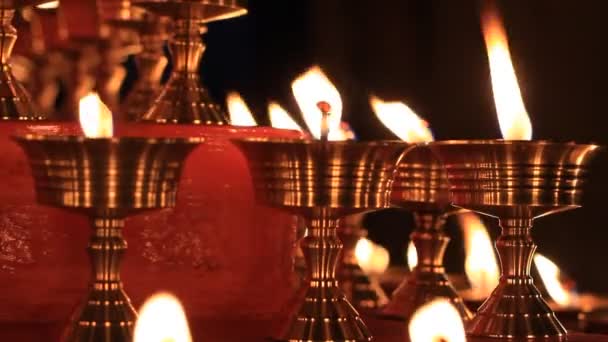 在庙宇举行的第108个宗教灯节上 佛教的旧祭坛吊灯 油灯及摇曳的油灯的美丽而宁静的景象 供祷告用 — 图库视频影像