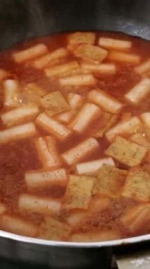 Tteokbokki ve Eomuk Kore yemekleri videosu