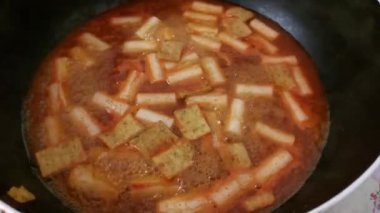 Tteokbokki ve Eomuk Kore yemekleri videosu
