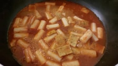 Tteokbokki ve Eomuk Kore yemekleri videosu