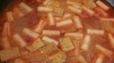 Tteokbokki ve Eomuk Kore yemekleri videosu