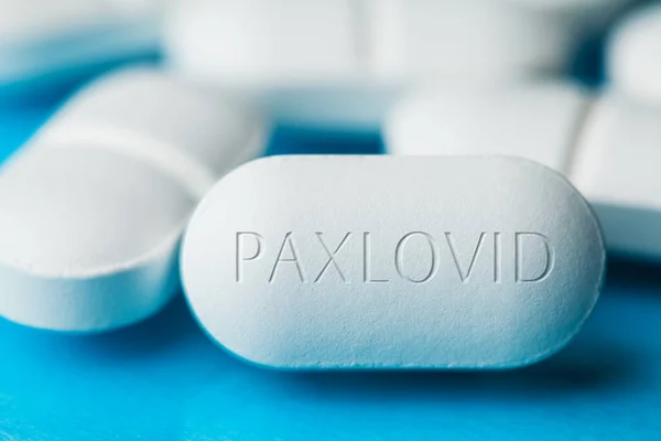 Covid Fármaco Antiviral Experimental Paxlovid Pila Píldoras Blancas Con Letras Fotos De Stock Sin Royalties Gratis