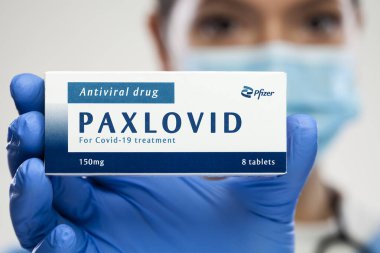 Uzice, SERBIA - 22 Aralık 2021: İlaç paketi, Pfizer PAXLOVID antiviral ilaç, Coronavirus enfeksiyonu için tedavi, COVID-19 virüs önleme ve korunma, illüstrasyon