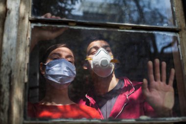 Coronavirus salgını süresince evde mahsur kalan genç çift, COVID-19 zorunlu karantina, dünya çapında korona virüsü hastalığının yayılmasını düzenlemek ve azaltmak için koruyucu önlemler