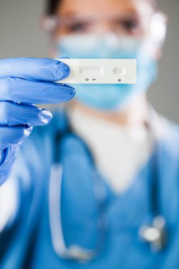 Seroloji test kiti, COVID-19 salgın test prosedürü, son derece bulaşıcı Coronavirus Omicron varyantı, laboratuvar hızlı tanı testi süreci, hasta numune toplama