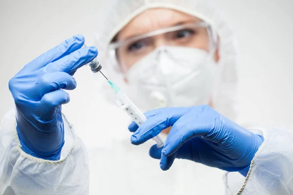 Trabajador Médico Llenando Jeringa Con Dosis Inyección Vacunación Enfermero Usando — Foto de Stock
