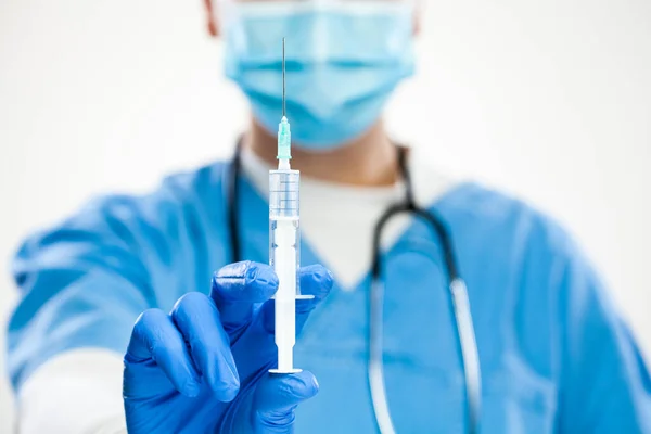 Primer Plano Jeringa Aguja Con Dosis Vacunación Trabajador Médico Con — Foto de Stock