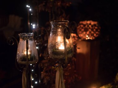 Bahçedeki mum ışıkları