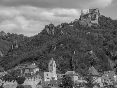 Avusturya 'daki Danube nehrinin kıyısındaki küçük Duernstein şehri.