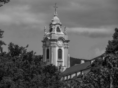 Avusturya 'daki Danube nehrinin kıyısındaki küçük Duernstein şehri.