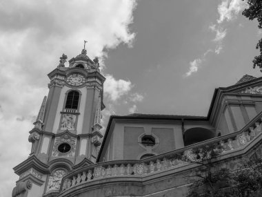 Avusturya 'daki Danube nehrinin kıyısındaki küçük Duernstein şehri.