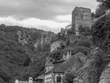 Avusturya 'daki Danube nehrinin kıyısındaki küçük Duernstein şehri.