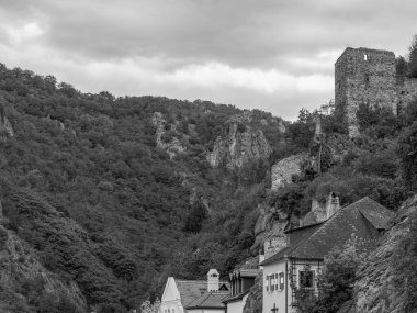 Avusturya 'daki Danube nehrinin kıyısındaki küçük Duernstein şehri.