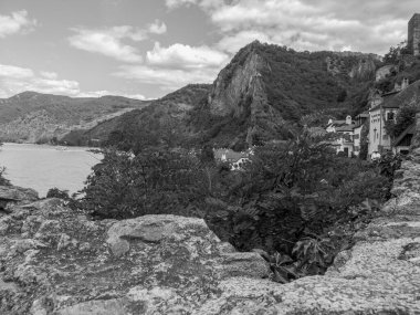 Avusturya 'daki Danube nehrinin kıyısındaki küçük Duernstein şehri.