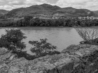 Avusturya 'daki Danube nehrinin kıyısındaki küçük Duernstein şehri.