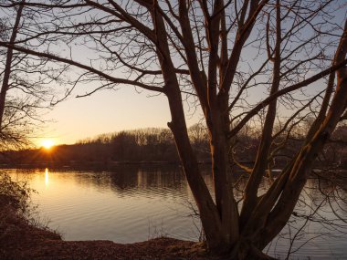 Alman Muensterland 'inde bir gölde gün batımı