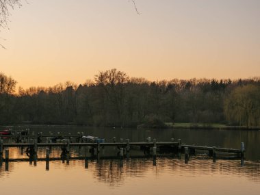 Alman Muensterland 'inde bir gölde gün batımı