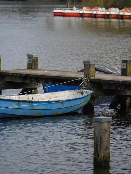 Alman Westphalia 'sında bir gölde bahar zamanı.