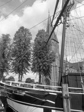 Nehrin kıyısındaki Papenburg şehrinde.