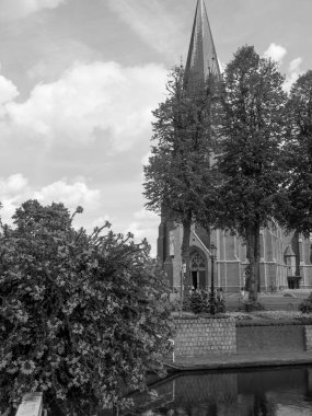 Nehrin kıyısındaki Papenburg şehrinde.