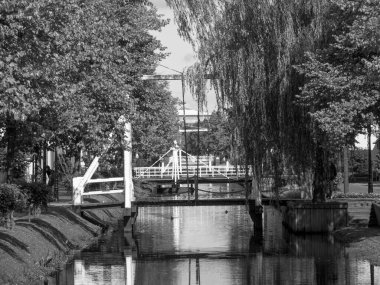 Nehrin kıyısındaki Papenburg şehrinde.