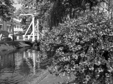 Nehrin kıyısındaki Papenburg şehrinde.