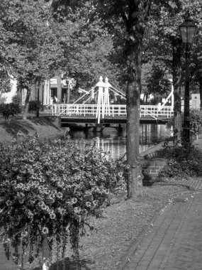 Nehrin kıyısındaki Papenburg şehrinde.