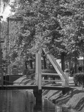 Nehrin kıyısındaki Papenburg şehrinde.