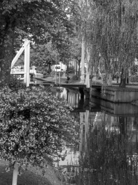 Nehrin kıyısındaki Papenburg şehrinde.