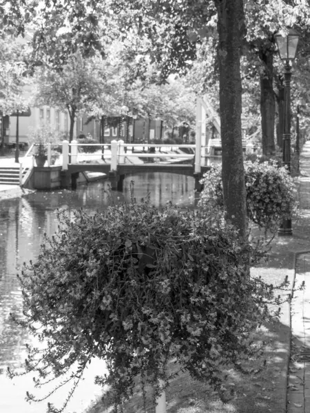 Nehrin kıyısındaki Papenburg şehrinde.