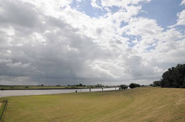 Nehir Weener şehrinin yakınlarında.