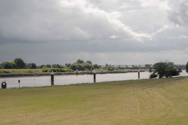Nehir Weener şehrinin yakınlarında.