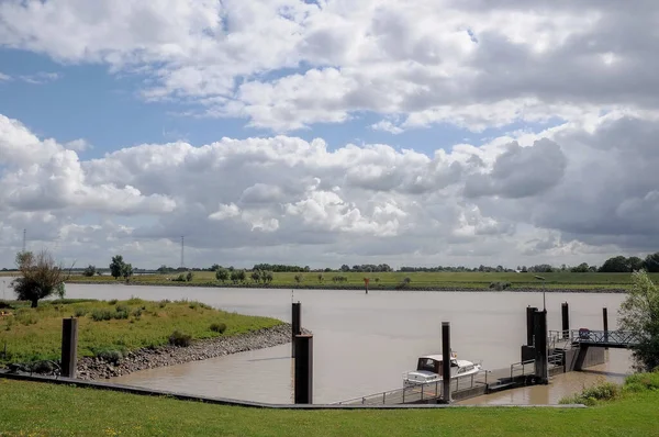 Nehir Weener şehrinin yakınlarında.