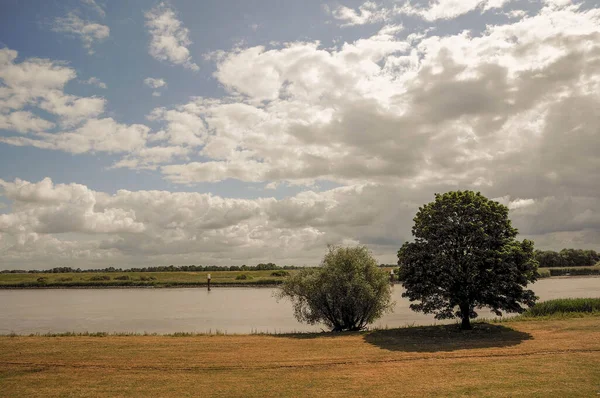 Nehir Weener şehrinin yakınlarında.