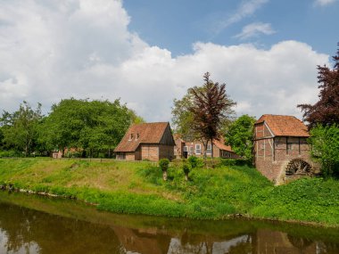 Almanya 'da Berkel nehrindeki eski evler