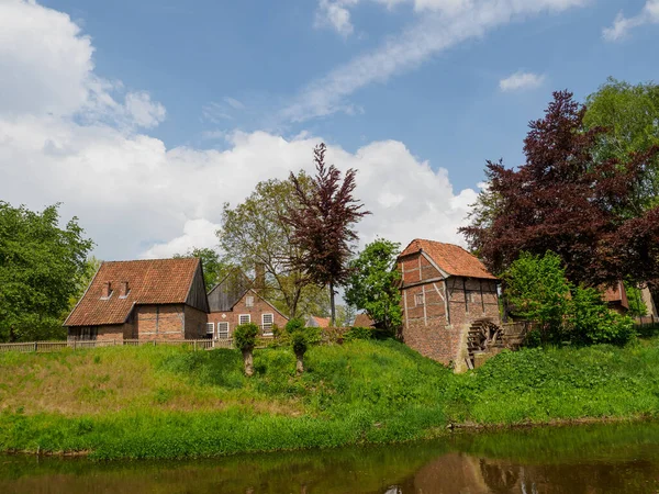 Almanya 'da Berkel nehrindeki eski evler